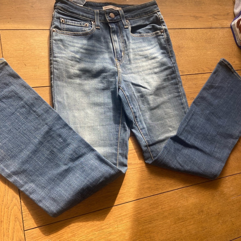 Levi’s 725 High Rise Bootcut jeans